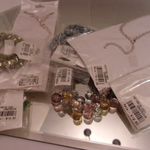 NWT 6 NECKLACES 4 EARRINGS & BRACELET RETAIL $93 J - Picture 4 of 6